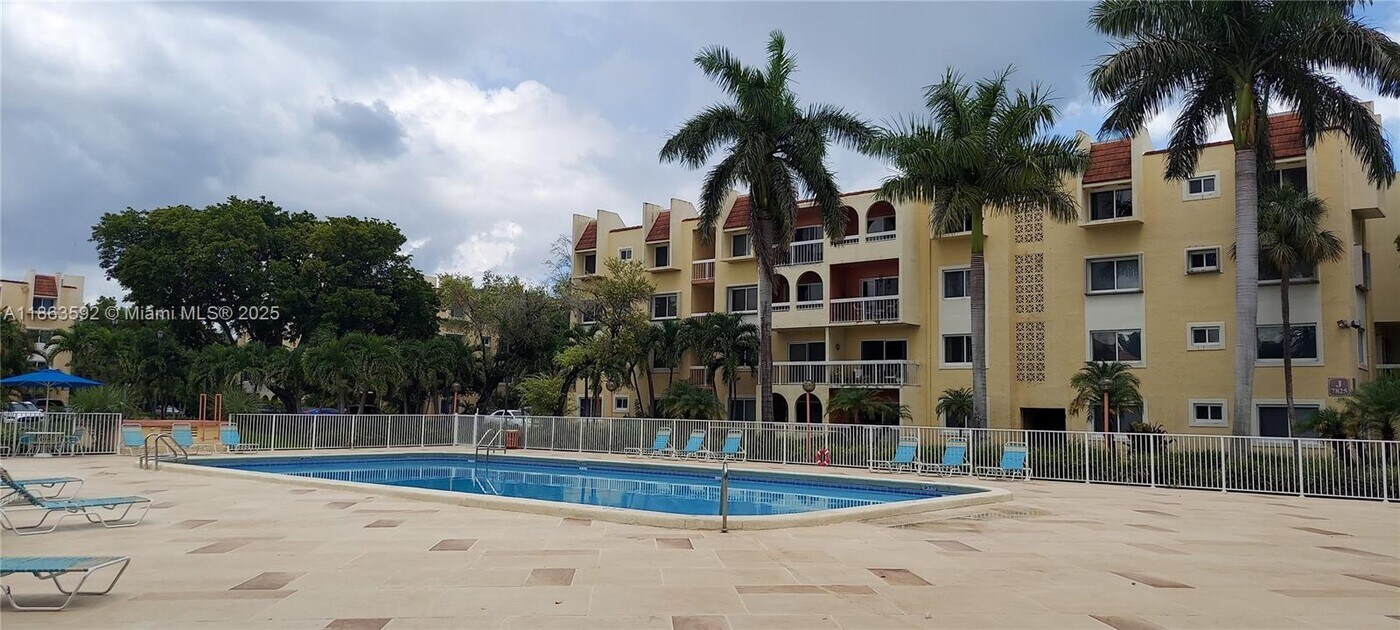 7850 Camino Real in Miami, FL - Building Photo
