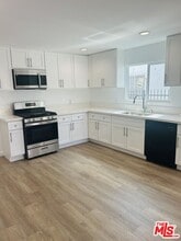 5722 1/2 S Manhattan Pl in Los Angeles, CA - Building Photo - Building Photo