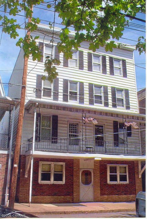 105-107 W Girard St in Atlas, PA - Building Photo