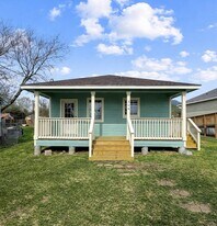 304 Moutray Ave in Wharton, TX - Building Photo