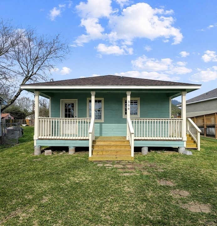 304 Moutray Ave in Wharton, TX - Building Photo