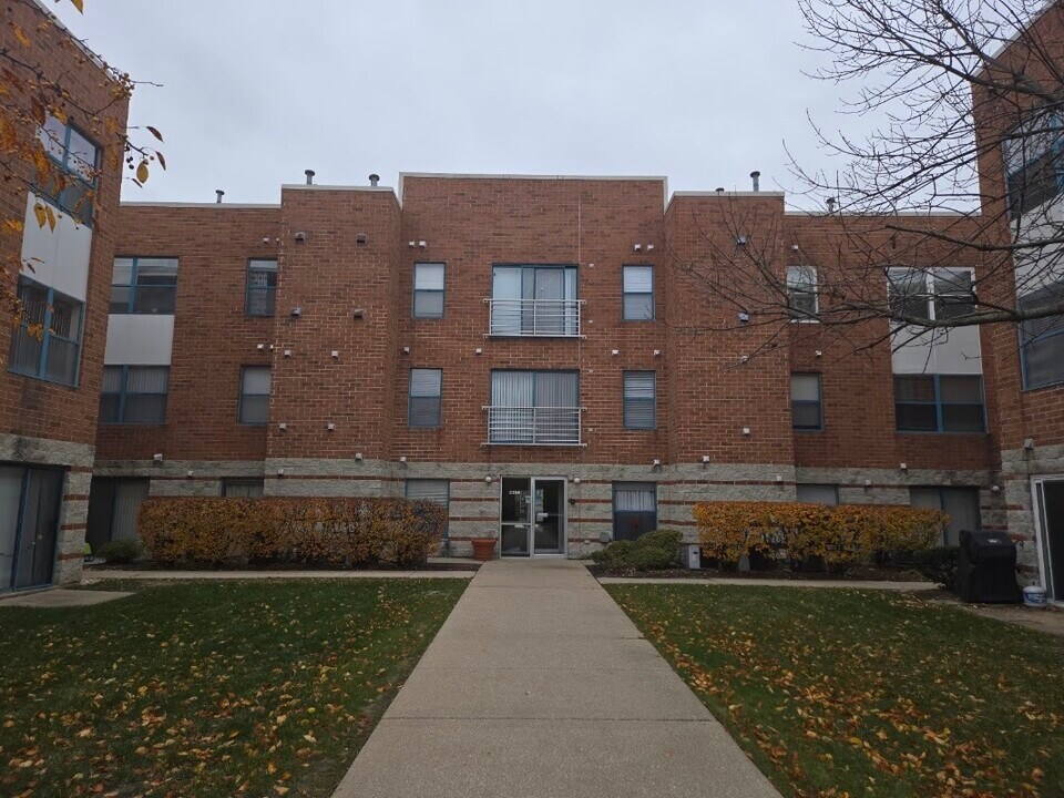 3255 Kirchoff Rd in Rolling Meadows, IL - Building Photo