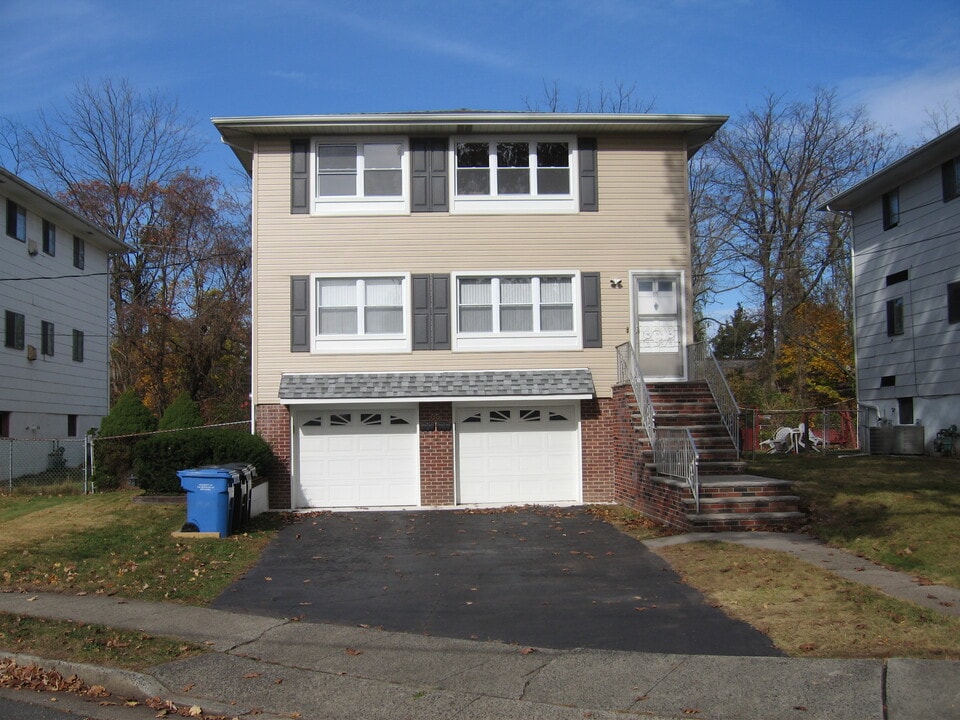 18 Van Buren Ave, Unit 2 in Metuchen, NJ - Building Photo