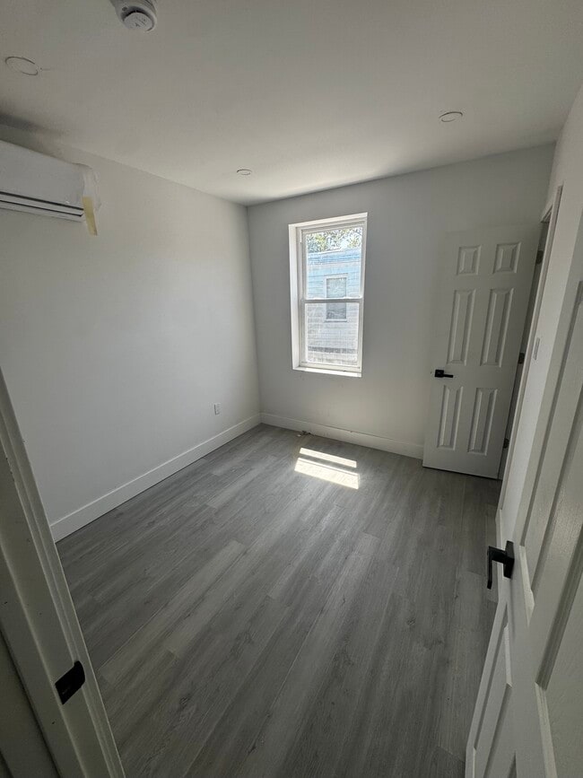 2512 S Dewey St, Unit 2 in Philadelphia, PA - Foto de edificio - Building Photo