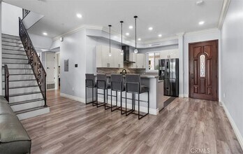 201 N Reese Pl, Unit 203 in Burbank, CA - Building Photo - Building Photo