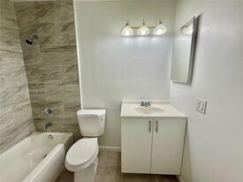 220 NE 41st St, Unit 4 in Oakland Park, FL - Building Photo