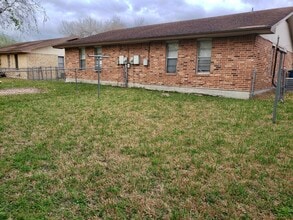 605 Lilac, Unit B in Beeville, TX - Building Photo - Building Photo