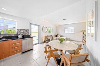 1050 7th St in Miami Beach, FL - Building Photo - Building Photo