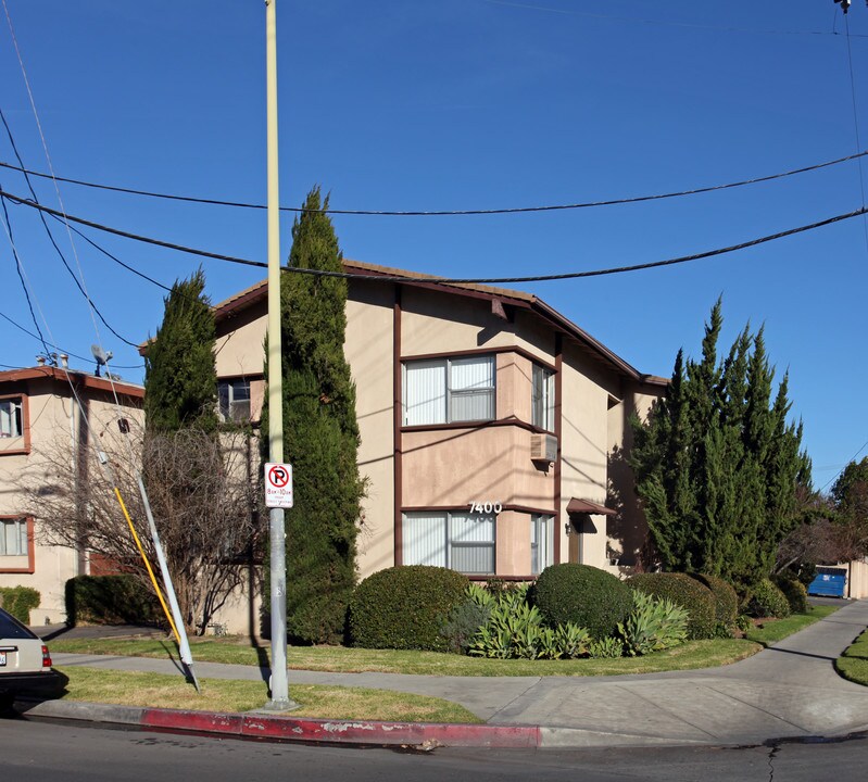 7400-7408 Canby Ave in Reseda, CA - Building Photo