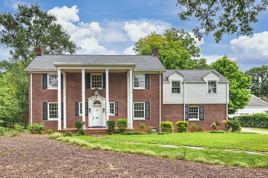 1601 S Wendover Rd in Charlotte, NC - Building Photo