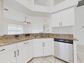 8326 Canterbury Lake Blvd in Tampa, FL - Foto de edificio - Building Photo