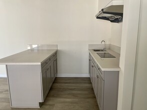 6914 N Vista St in San Gabriel, CA - Foto de edificio - Building Photo