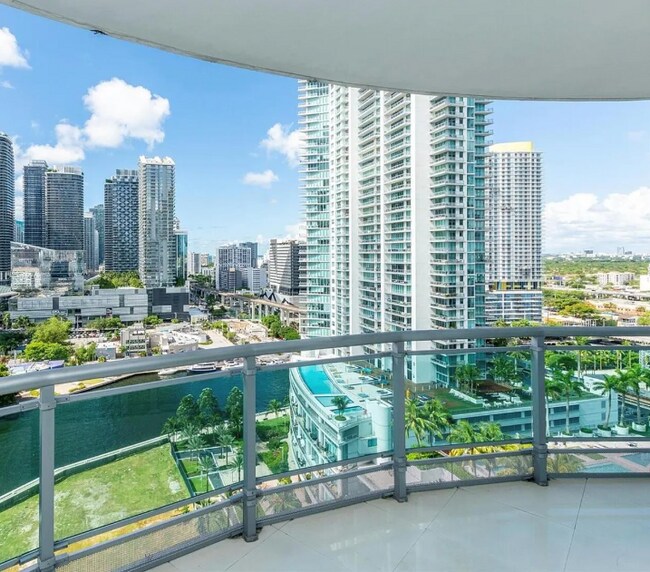 350 S Miami Ave, Unit 2314 in Miami, FL - Foto de edificio - Building Photo