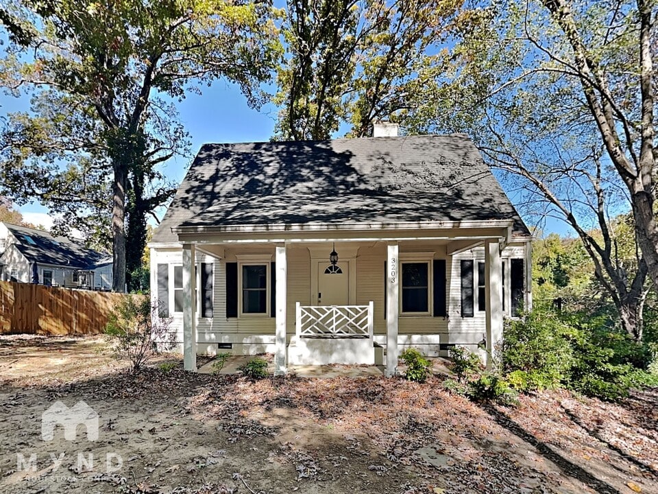 3203 Whitaker Ct NW in Winston-Salem, NC - Foto de edificio