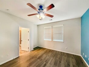 4710 Meadow Way Dr in Deer Park, TX - Building Photo - Building Photo