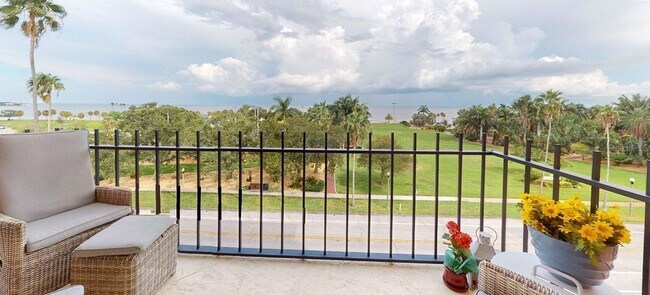 1120 N Shore Dr NE, Unit 501 in St. Petersburg, FL - Building Photo - Building Photo