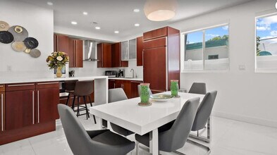4243 Bougainvilla Dr in Lauderdale-by-the-Sea, FL - Foto de edificio - Building Photo