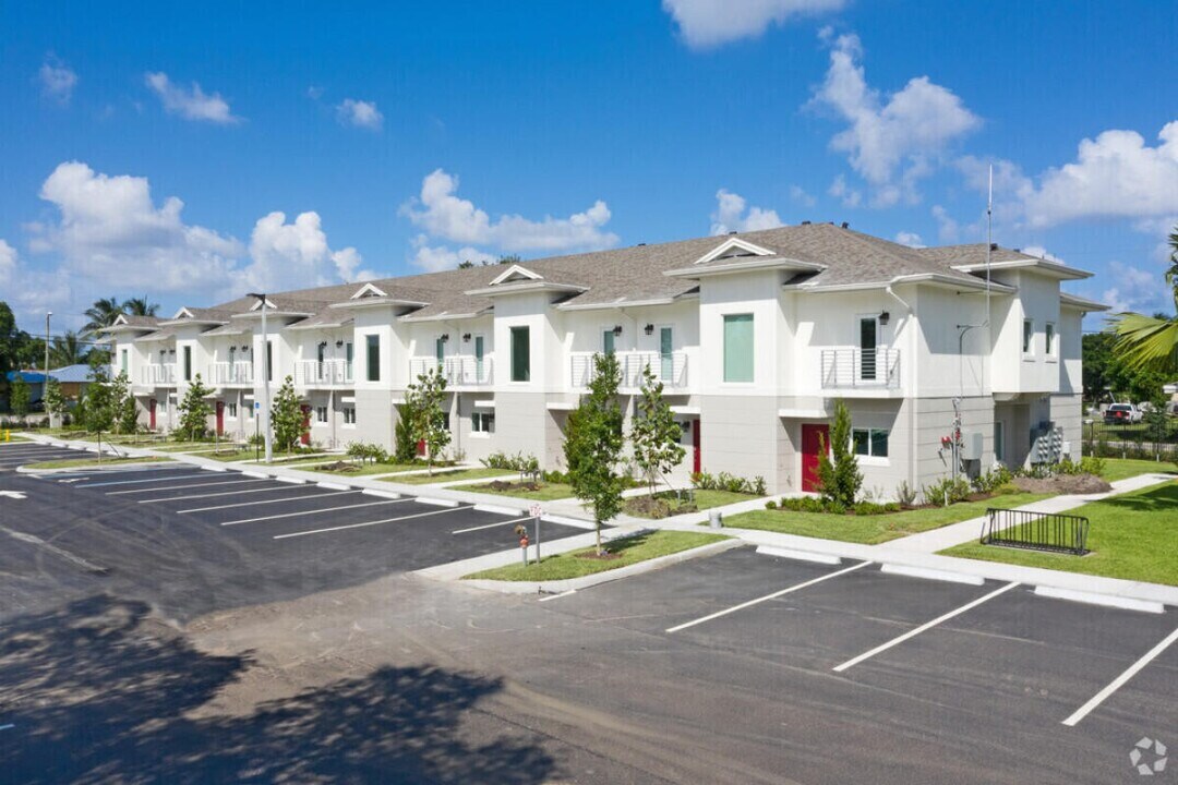 3902 Melaleuca Ln in Lake Worth Beach, FL - Building Photo