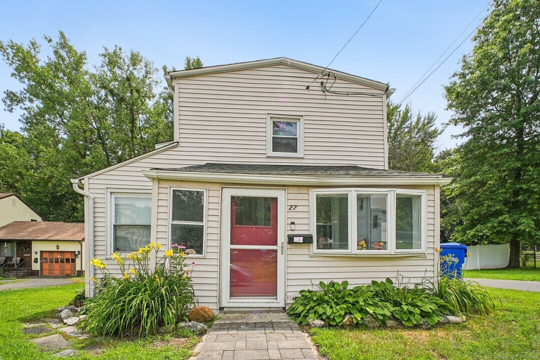 27 Gilbert Ave in Bloomfield, CT - Building Photo
