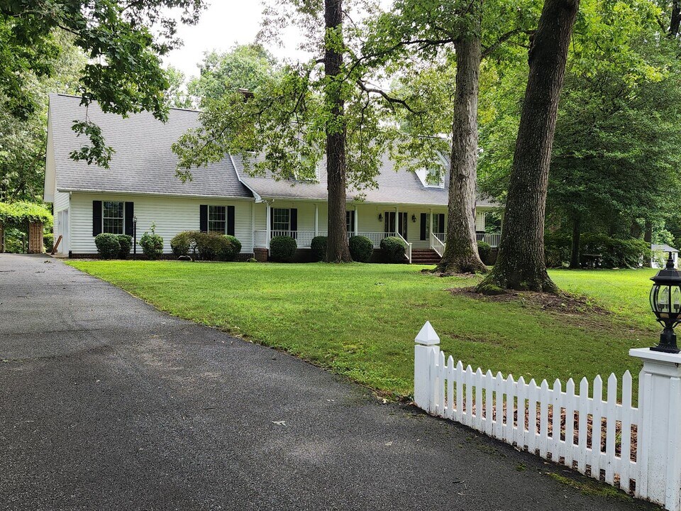 6801 N Hairpin Dr in Quinton, VA - Building Photo