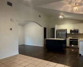 414 Summit Ridge Dr N in Lago Vista, TX - Foto de edificio - Building Photo