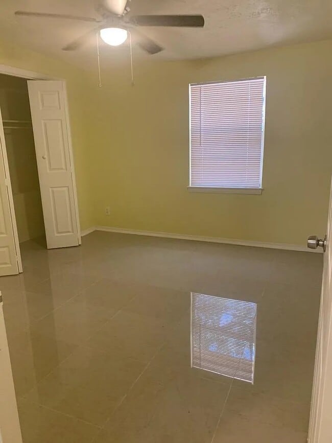 9038 Berry Ave in Jacksonville, FL - Foto de edificio - Building Photo