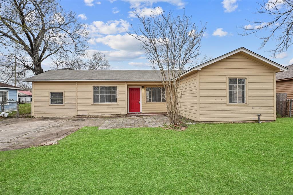 9133 Woodlyn Rd in Houston, TX - Building Photo