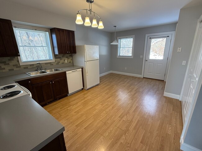 300 Saratoga Ave in Mechanicville, NY - Foto de edificio - Building Photo