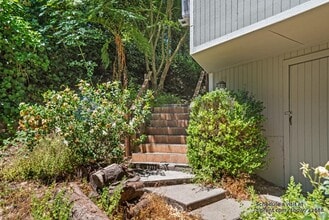 17985 Helen Way in Los Gatos, CA - Building Photo - Building Photo
