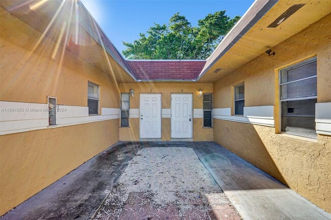 4041 NW 30th Terrace in Lauderdale Lakes, FL - Building Photo - Building Photo