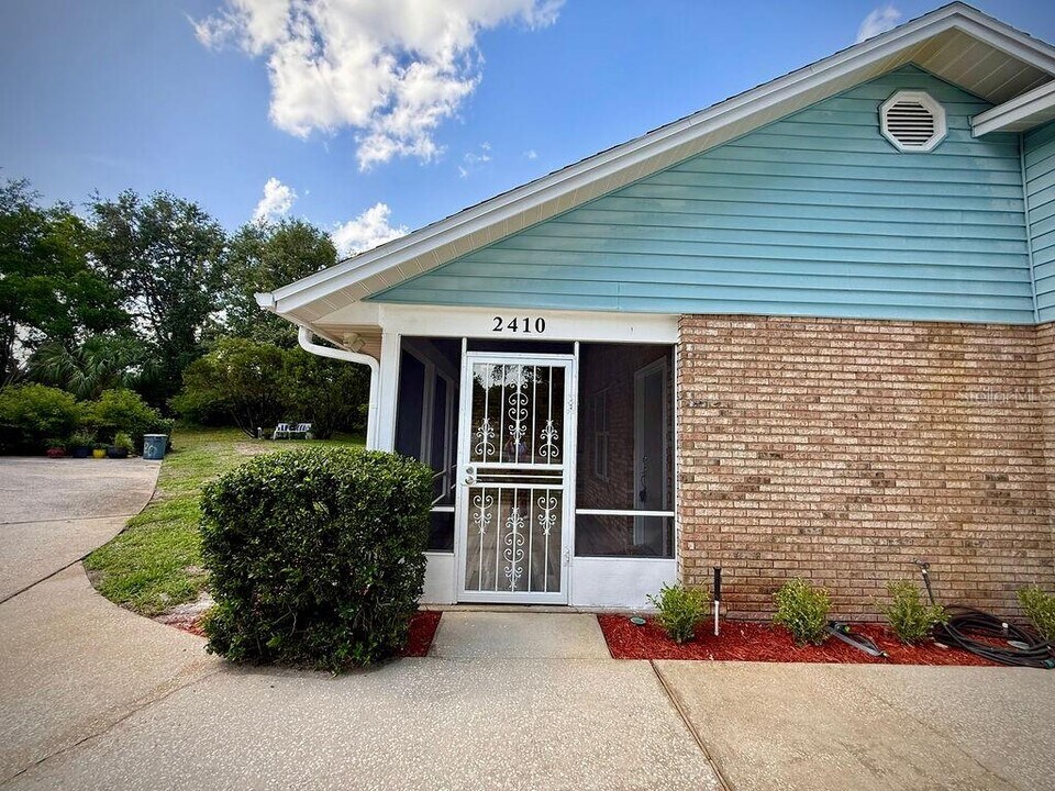 2410 S Glen Eagles Dr in DeLand, FL - Building Photo