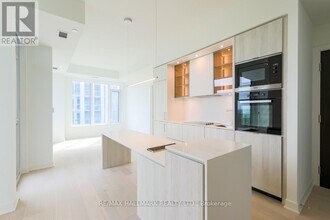 11-4711 Yorkville Ave in Toronto, ON - Building Photo - Building Photo