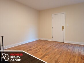 813 W Cornelia Ave, Unit 819-109 in Chicago, IL - Building Photo - Building Photo