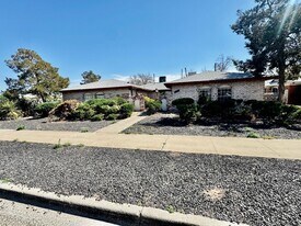 8636 Mettler Dr in El Paso, TX - Building Photo