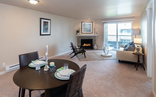 718 Kirkland Cir in Kirkland, WA - Foto de edificio - Building Photo