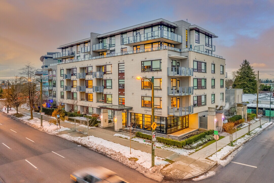 Livingstone House in Vancouver, BC - Building Photo