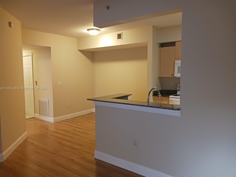 2548 Centergate Dr, Unit 203 in Miramar, FL - Building Photo