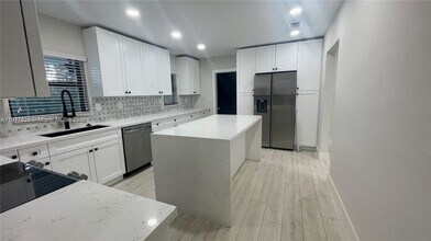 8320 SW 142nd St in Palmetto Bay, FL - Foto de edificio - Building Photo