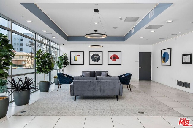 453 S Kenmore Ave in Los Angeles, CA - Foto de edificio - Building Photo