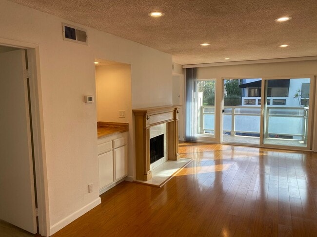 4200 Vía Dolce in Marina Del Rey, CA - Building Photo - Building Photo