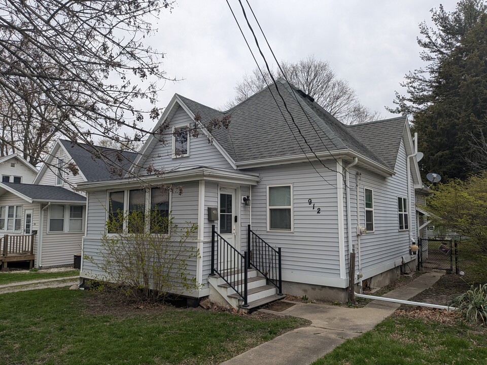 912 W Division St in Normal, IL - Foto de edificio