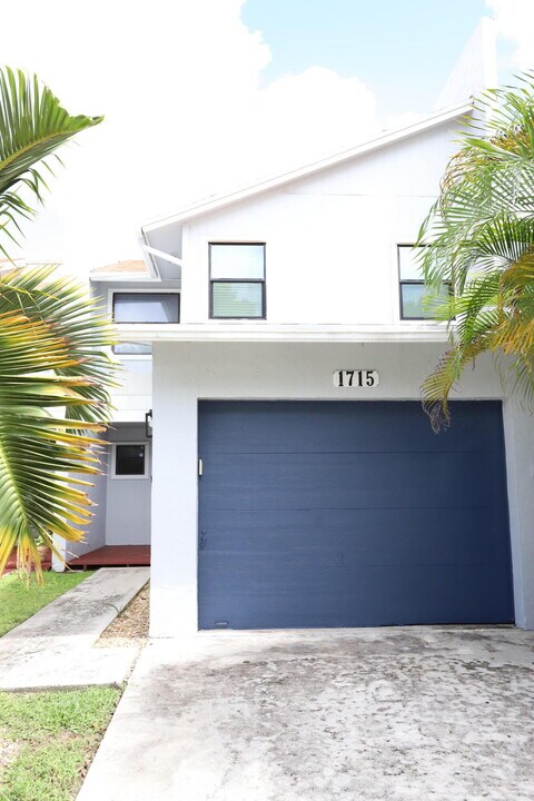 1715 Woodbridge Lakes Cir in West Palm Beach, FL - Building Photo