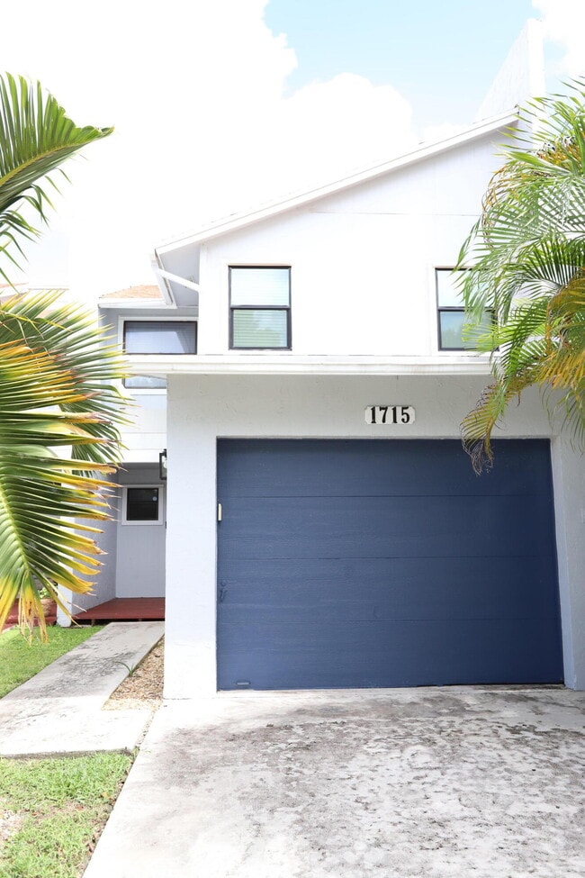 property at 1715 Woodbridge Lakes Cir