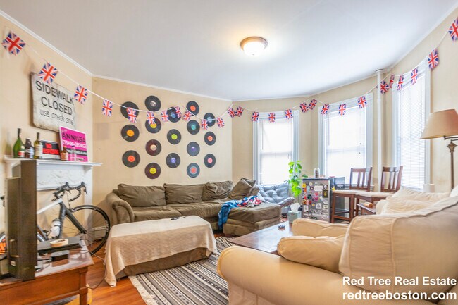34 Darling St, Unit 1 in Boston, MA - Foto de edificio - Building Photo