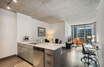 215 W Lake St in Chicago, IL - Foto de edificio - Building Photo