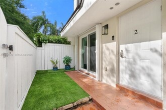 6830 SW 45th Ln in Miami, FL - Building Photo - Building Photo