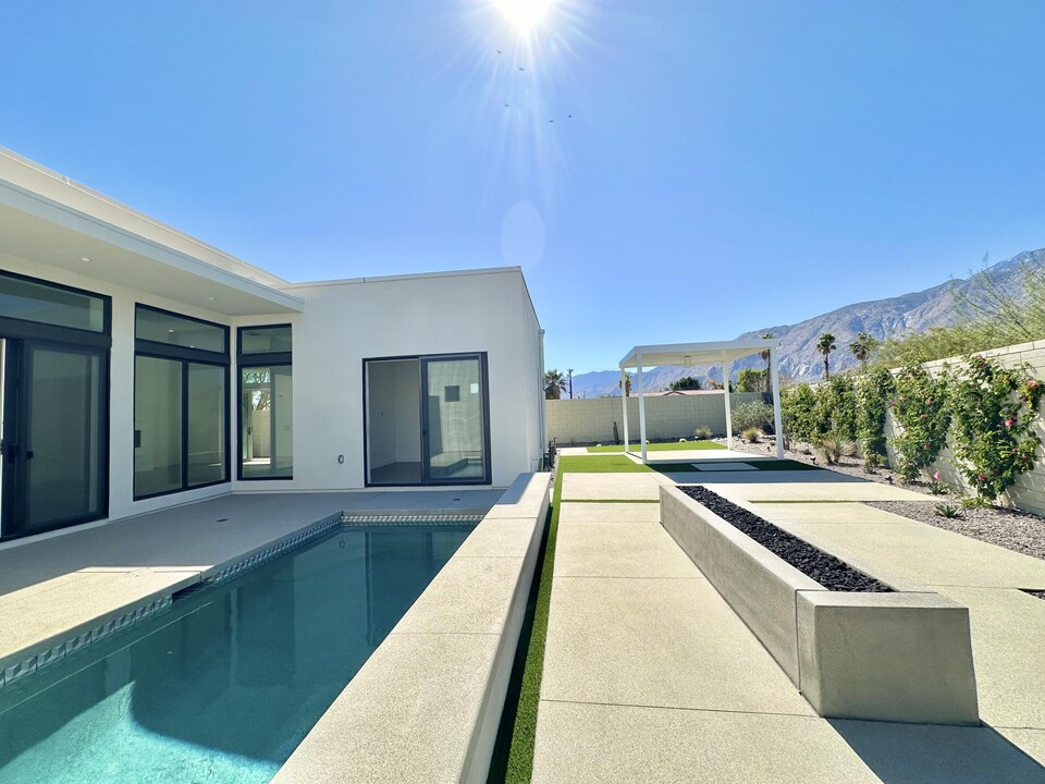 379 Fountain Dr in Palm Springs, CA - Building Photo