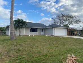 371 SE Fairchild Ave in Port St. Lucie, FL - Building Photo - Building Photo