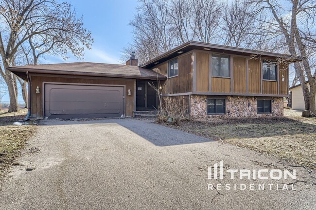 16691 N Hillcrest Ct in Eden Prairie, MN - Building Photo - Building Photo