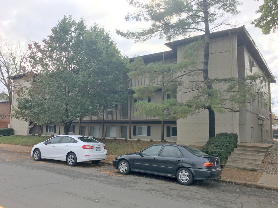 Greenwood Apartments in Maplewood, MO - Building Photo